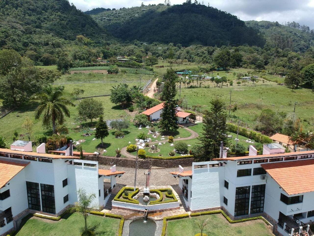 Hotel Maca Lago Calima Exterior photo